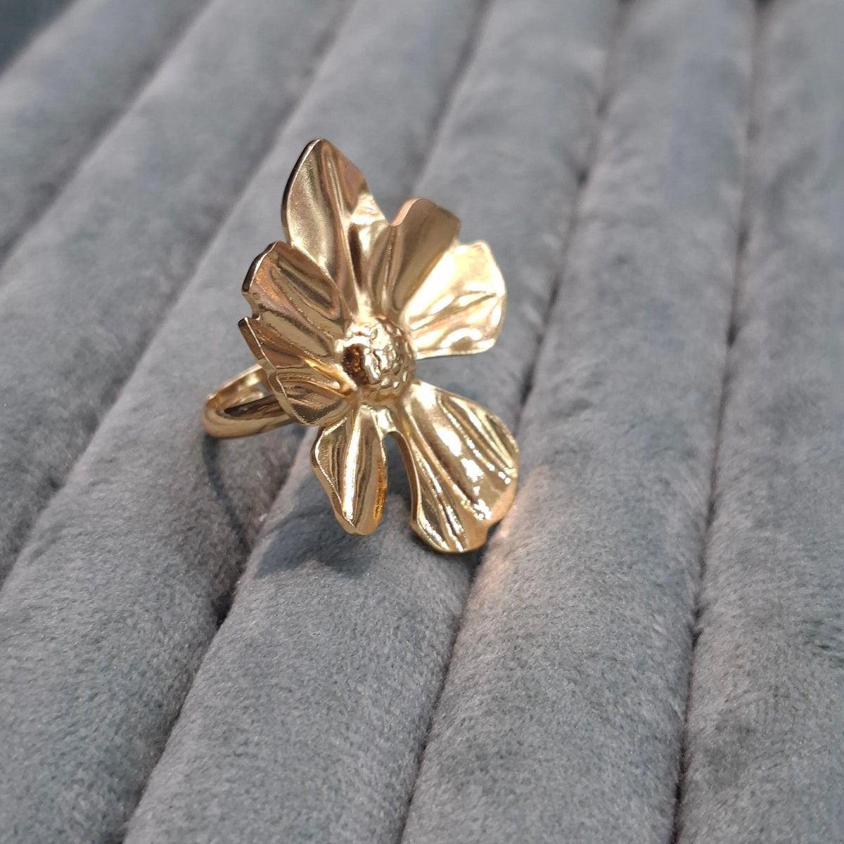 Sculpted flower Ring